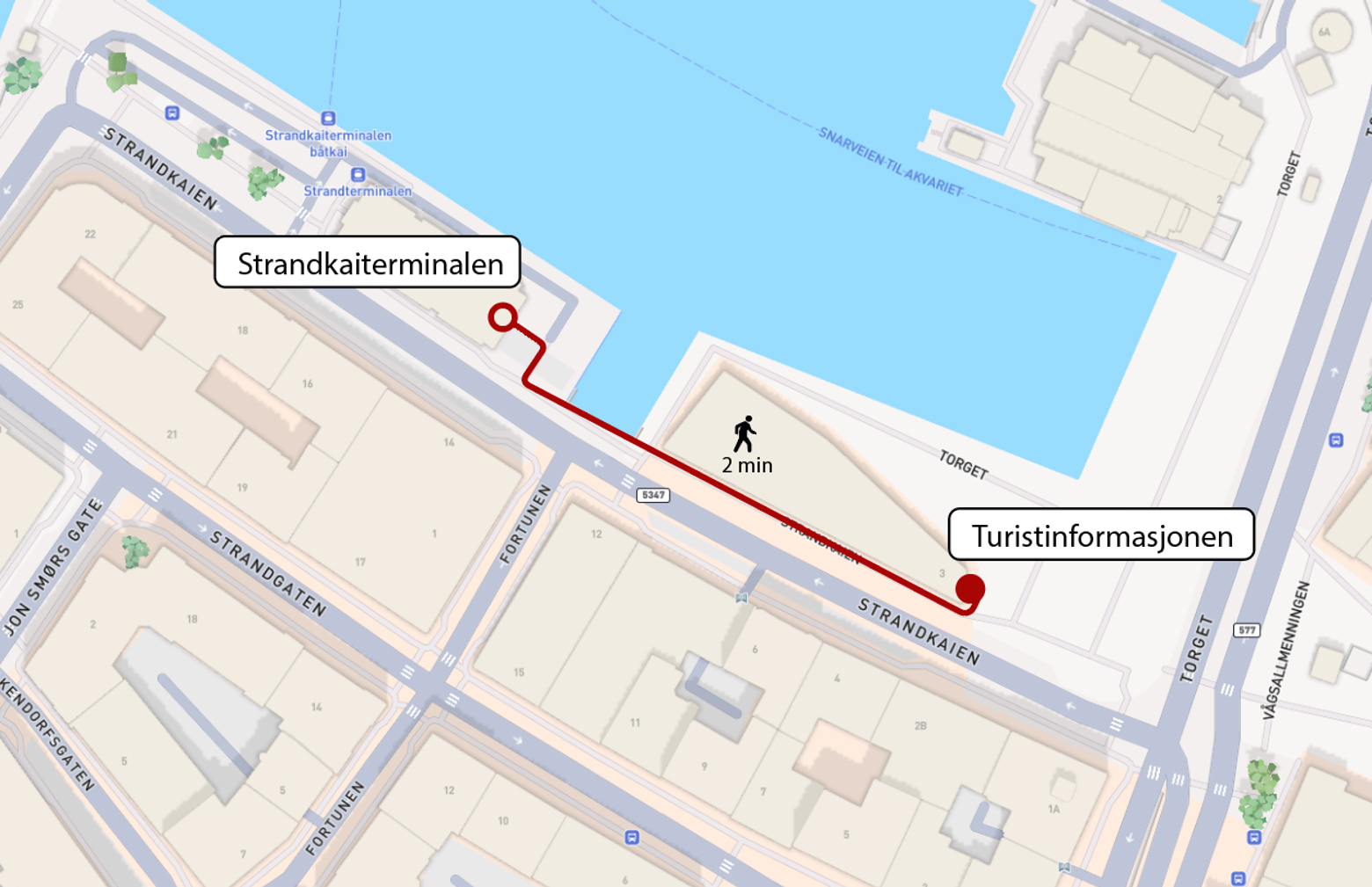 Bildet viser eit kart som forklarer korleis du kjem deg frå Strandkaiterminalen til Turistinformasjonen.