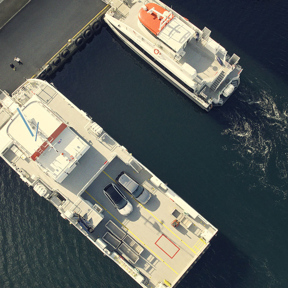 Båt med plass til bilar og køyretøy som ligg til kai ved Florø terminal i Florø.