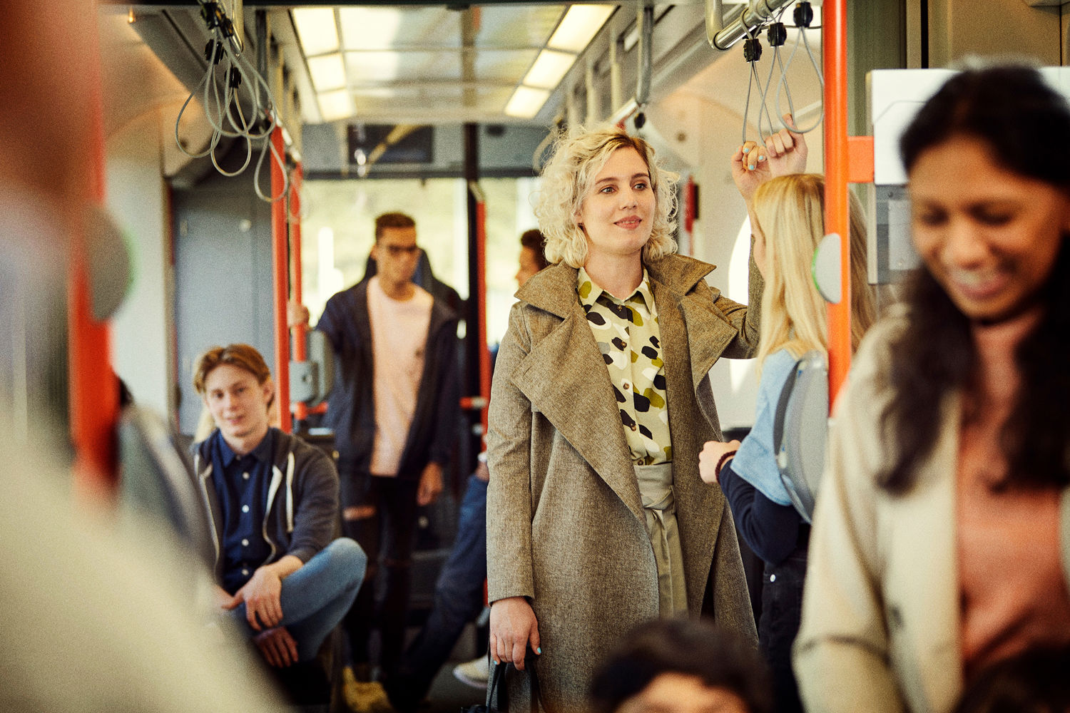 Passasjerer om bord i ein buss.