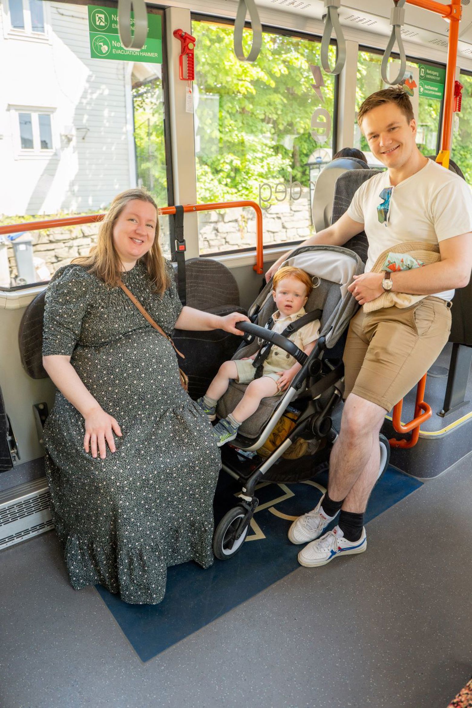 Bilete av familien Sollesnes Utvær om bord på bussen.