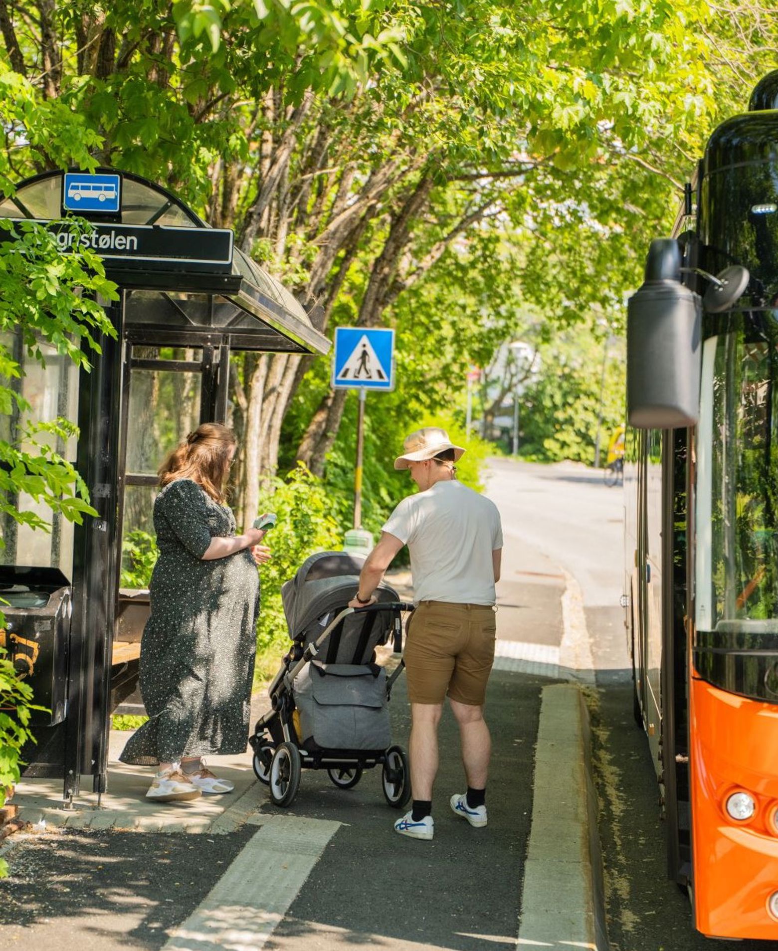 Bilete av familien Sollesnes Utvær på busshaldeplassen. 